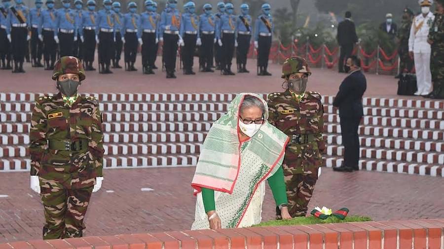 স্মৃতিসৌধে রাষ্ট্রপতি ও প্রধানমন্ত্রীর শ্রদ্ধা