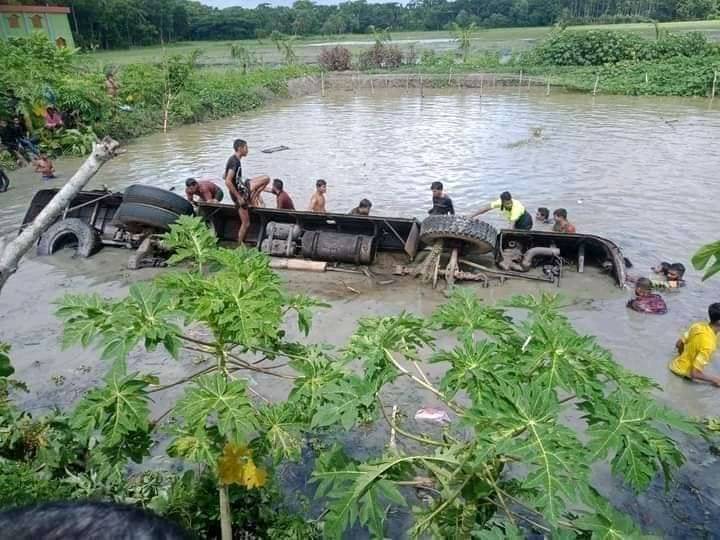 ঝালকাঠিতে নিয়ন্ত্রণ হারিয়ে যাত্রীবাহী বাস পুকুরে: নিহত ১৩