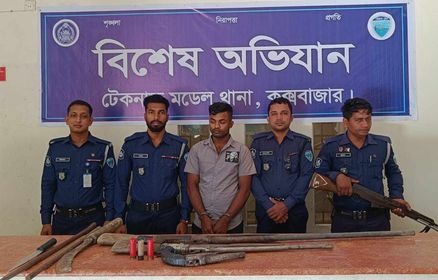 Teknaf police raids, robbers arrested with domestic weapons