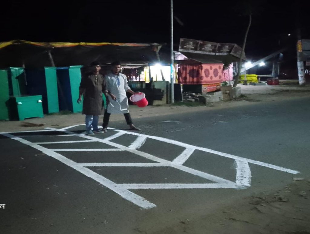 সড়ক দুর্ঘটনা রোধে দুমকীতে স্পিড ব্রেকারে ইন্ডিকেটর দিল সরকারি জনতা কলেজ ছাত্রদল