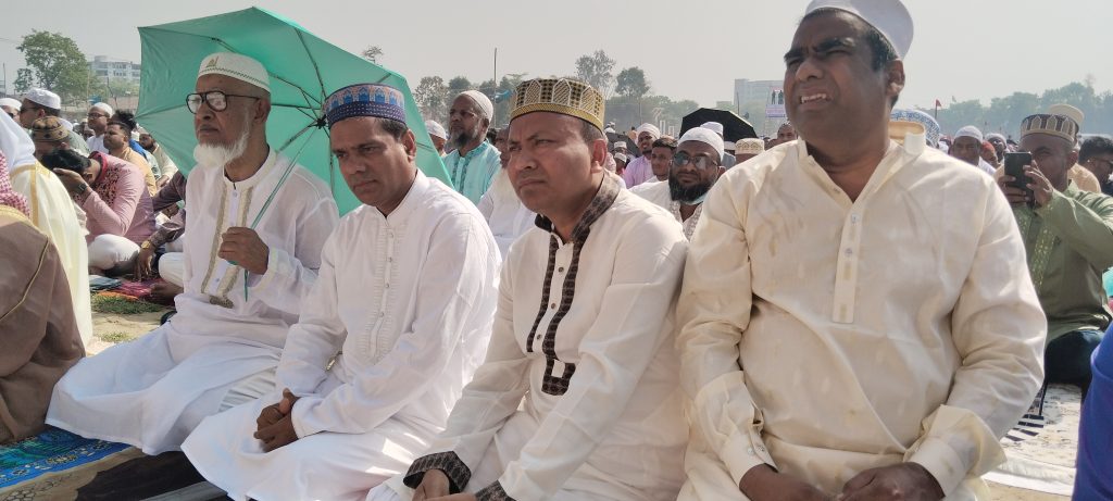 দিনাজপুর গোর- এ -শহীদ বড় ময়দানে ঈদুল ফিতরের নামাজ অনুষ্ঠিত হয়েছে