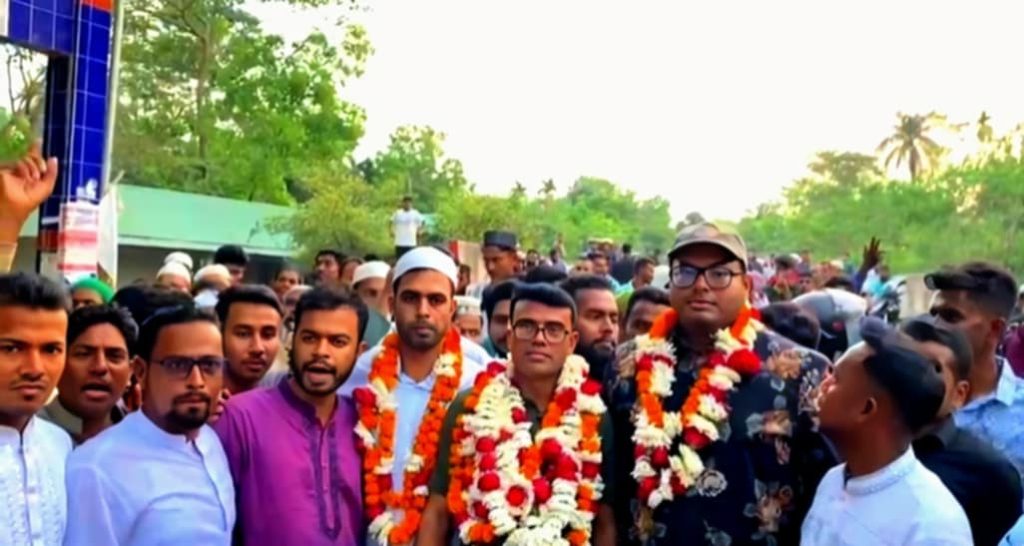 <span>দুমকীতে ফুলেল শুভেচছায় সিক্ত ছাত্রদল নেতা সাঈফ খান মিজান / </span>দুমকীতে ১৪ বছর পরে নিজ এলাকায় ছাত্রদলের কেন্দ্রীয় নেতা সাঈফ খান মিজান