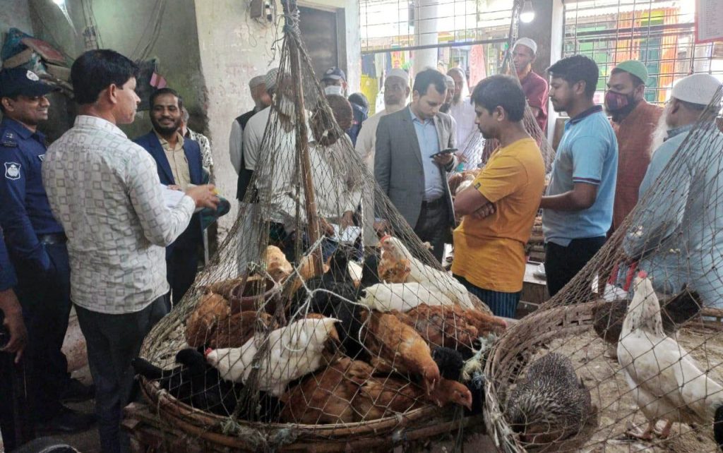 শেরপুরে বাজার তদারকিতে দুই মুরগী বিক্রতার ৪ হাজার টাকা জরিমানা