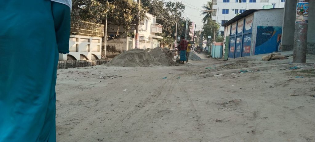 দিনাজপুরে ধীরগতিতে চলছে রাস্তার সংস্কারকাজ, ভোগান্তিতে স্থানীয়রা
