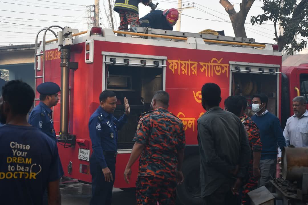 দিনাজপুর শহরের আলু বাড়ি পাওয়ার হাউসে ভয়াবহ অগ্নিকাণ্ডের ঘটনা ঘটেছে