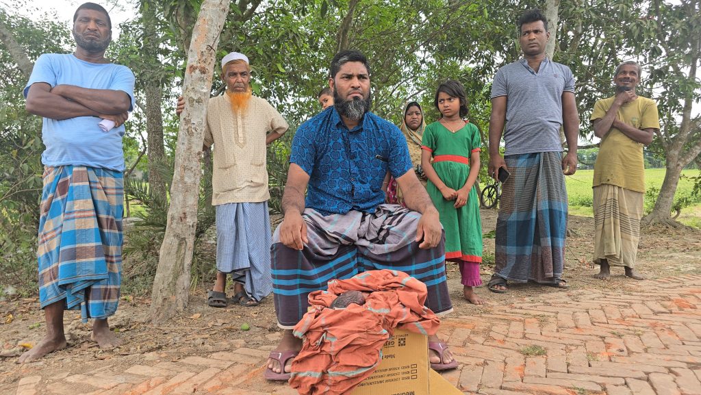 <span>দুমকীতে শিশু হত্যার অভিযোগ  / </span>জমাজমির বিরোধে দুমকীতে পেটে লাথি দিয়ে গর্ভজাত সন্তানকে হত্যার অভিযোগ