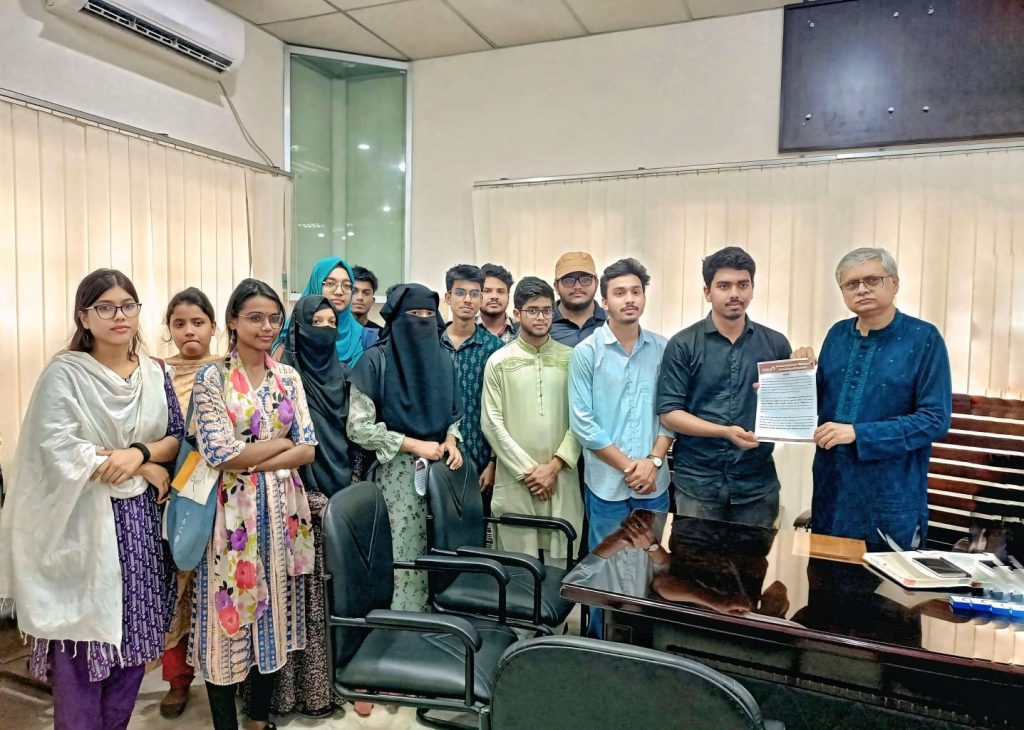 রাবির অনাবাসিক শিক্ষার্থীদের বিশেষ খাবারের ব্যবস্থার জন্য স্মারকলিপি প্রদান