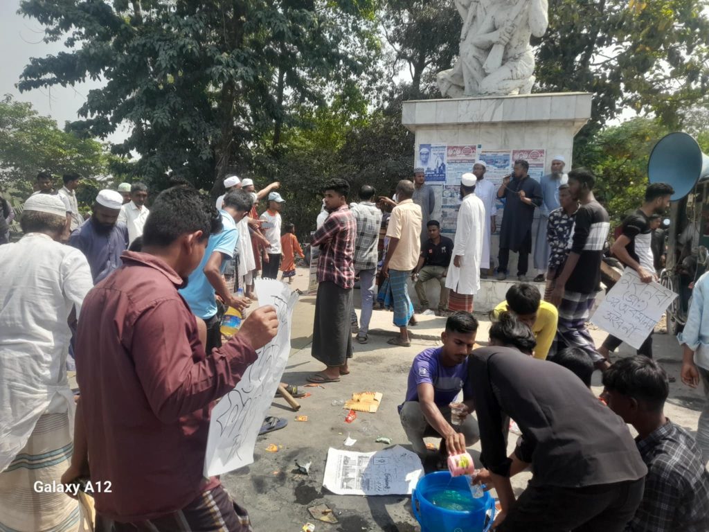 দিনাজপুরে মহানবী মুহাম্মাদকে (সাঃ) কটুক্তি করে ফেইসবুকে স্ট্যাটাস দেয়ার ঘটনায় ফুসে উঠেছে দিনাজপুরবাসি
