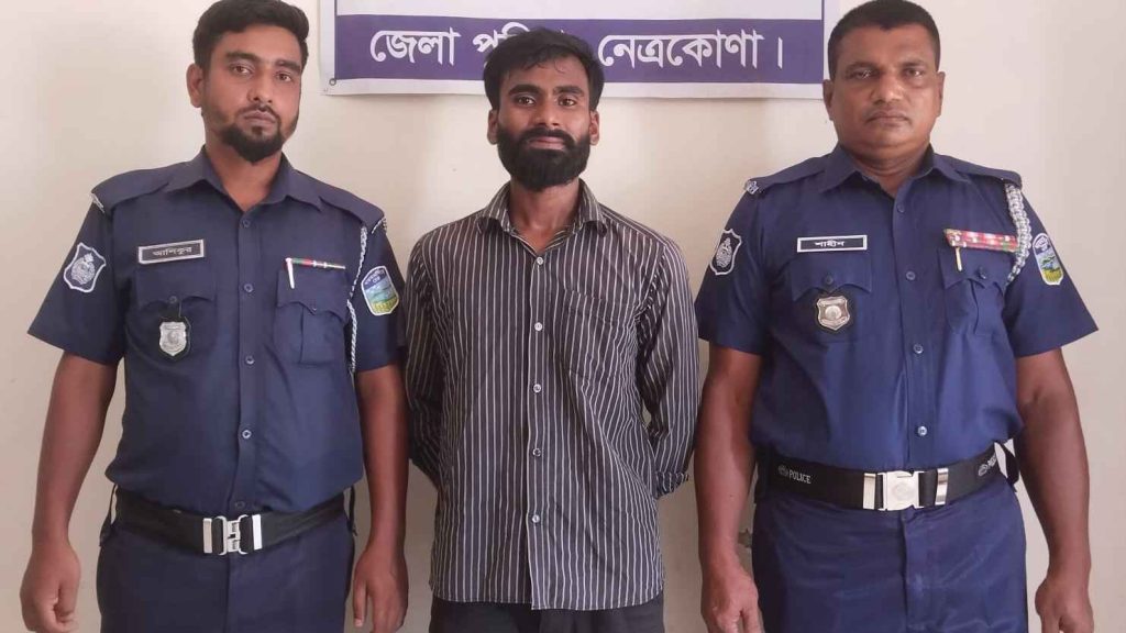 বিএনপি নেতার বাড়ি ভাঙচুরের মামলায়  ছাত্রলীগ কর্মী গ্রেফতার