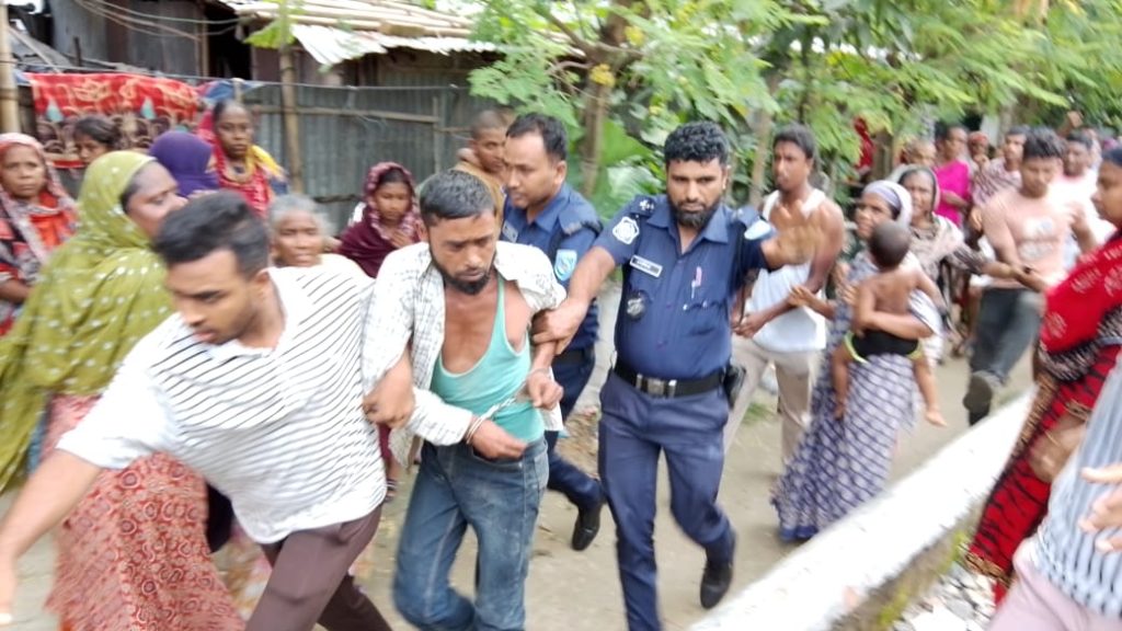 দিনাজপুরে ১১ বছরের শিশু ধ,র্ষ,ণে,র অভিযোগ,  অভিযুক্তকে ধোলাই দিয়ে পুলিশে সোপর্দ-