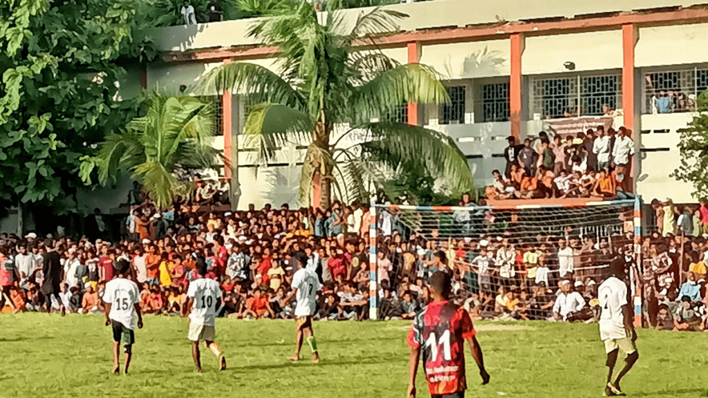 শ্বাসরুদ্ধকর ম্যাচে কলেজমোড় ফুটবল একাদশকে হারাল গাবতলা ফুটবল একাদশ