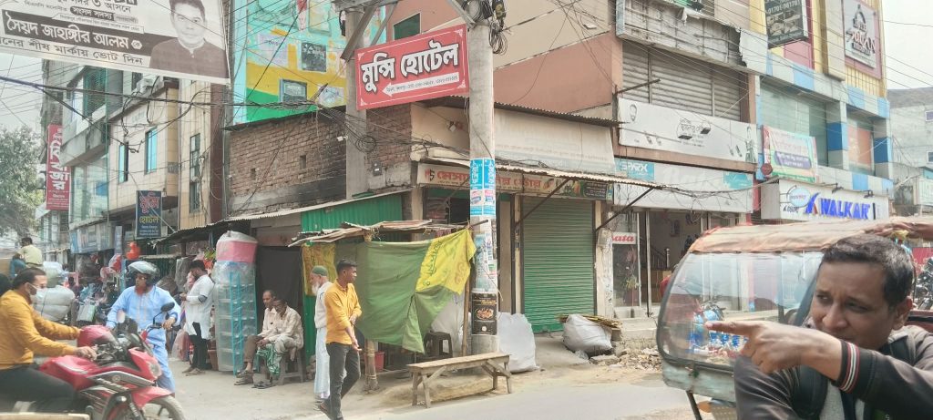 নিমতলা মুন্সী হোটেল রোড অবৈধ দখলদারদের দখলে