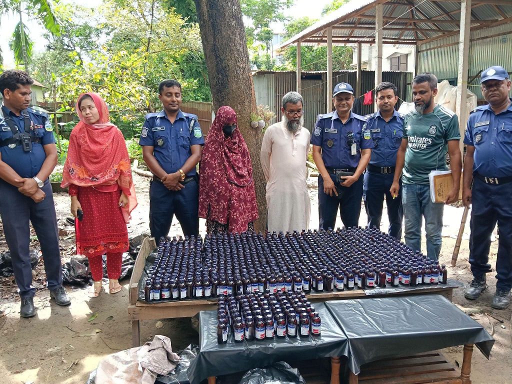 নেত্রকোণায় গোয়ালঘরে মিলল ৭৪০ বোতল ফেনসিডিল, বেরিয়ে এলো চাঞ্চল্যকর তথ্য