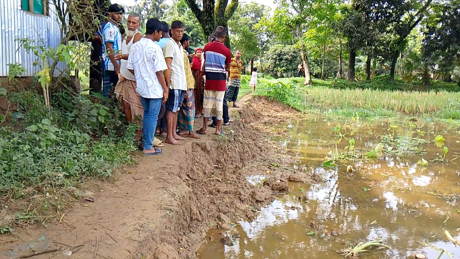 দাপট দেখিয়ে চলাচলের রাস্তা কেটে প্রতিপক্ষ সহ স্থানীয়দের ফেলা হলো চরম দুর্ভোগে