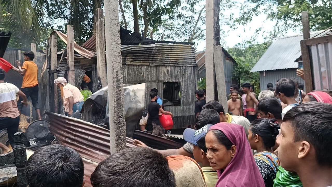 মাদারগঞ্জে ভয়াবহ অগ্নিকাণ্ডে বসতঘর পুড়ে ছাই, নগদ ৩ লাখ টাকাসহ সর্বস্ব হারালো পরিবার
