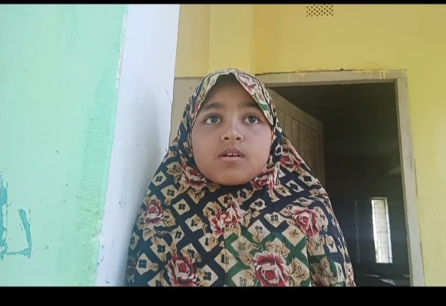 রানীশংকৈলে ২ জন শিক্ষার্থীকে পাঠদান দিচ্ছেন ৪ জন শিক্ষক