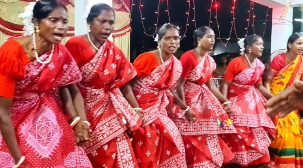 নাচ গান আর ঐতিহ্যে মুখর ঠাকুরগাঁও: কারাম উৎসবে ওড়াঁওদের মিলনমেলা