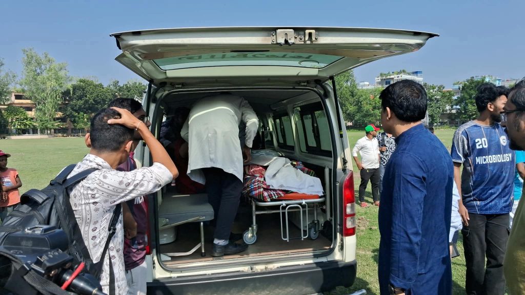 রাবি শিক্ষার্থী চেসি ত্রিপুরাকে উন্নত চিকিৎসার জন্য এয়ার অ্যাম্বুলেন্সে ঢাকায় পাঠাল বিশ্ববিদ্যালয় প্রশাসন